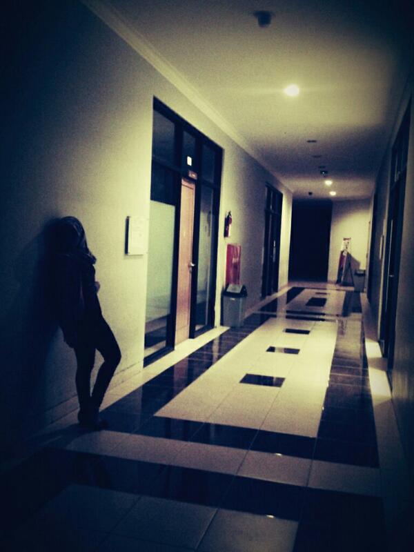 DetiParida's tweet photo. Kau seperti bayang semu yang berada di lorong hitam itu http://t.co/RtqVxxC8M0