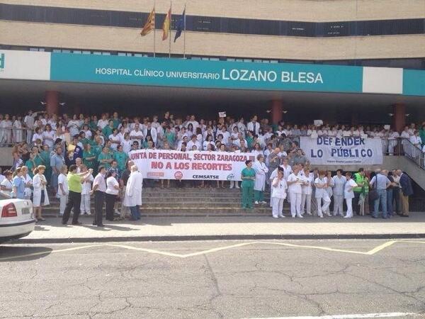 mareablancazgz's tweet photo. Tuvimos q encerrarnos para q no nos desmantelaran los laboratorios y privatizaran estos #VotoSanidadPública http://t.co/M1th2wDKY4
