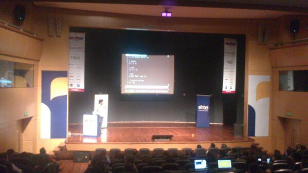 picandocodigo's tweet image. Charla de Clojure en #RubyConfUY \o/ por @r00k