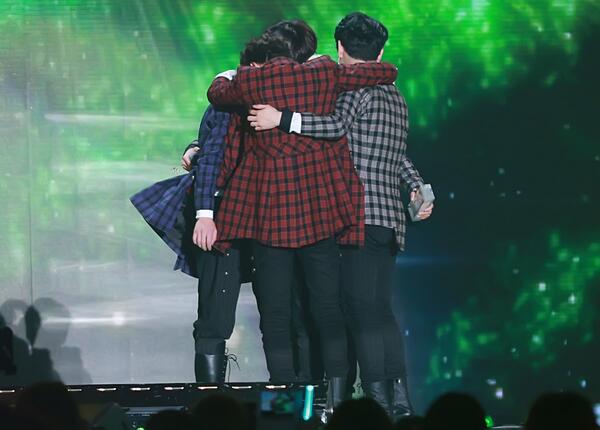 show_ran's tweet photo. 벌써 6년ㅠㅠ앞으로도 같이 사랑하자 우리~ㅋㅋㅋ #6YearsWithSHINee #SHINee6周年快乐 #샤이니6주년축하해 http://t.co/lTPsEp6n26