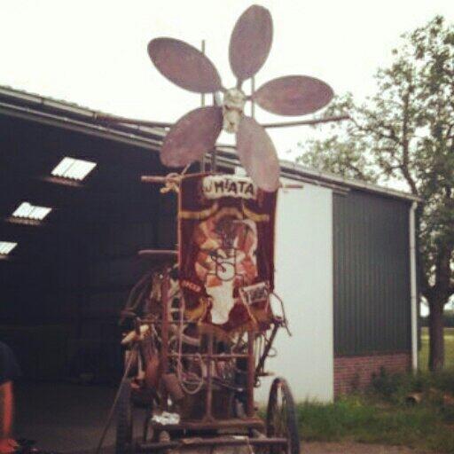 umtata1's tweet photo. Voortaan siert dit vaandel de kar van #umtata #percussie http://t.co/xROVmaPP2N