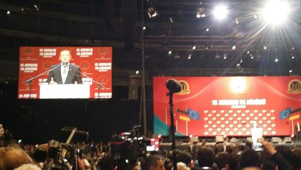 Erdoğan 150'den fazla Alman medyasından yüzlerce temsilcisinin önünde taraftarlarına Alman medyasını yuhalattı