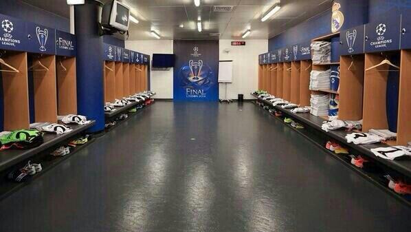 ReaIMadrid_ESP's tweet photo. ¡Todo preparado para el partido! Y tú, ¿estás preparado? #APorEllos http://t.co/p1v6UrB8ah