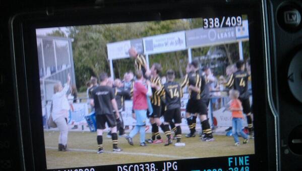 RVoetbal's tweet photo. RT @JoostvanMourik: Jeff Weidema wordt op handen gedragen na twee doelpunten http://t.co/BTxXdt0la8