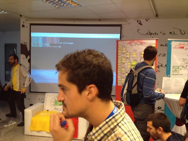 jmbejar's tweet image. Hoy temprano el equipo de @wyeworks preparando el #rubygoal en la #rubyconfuy. Muy divertidos los primeros partidos!