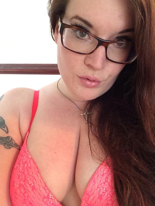 #SexySaturday I'm pretty in pink Victoria's Secret #lingerie this evening http://t.co/dD0bfOUqKB<a href="/tag/sexysaturday"class="tags">#SexySaturday</a><a href="/tag/lingerie"class="tags"><span>#lingerie</span></a>