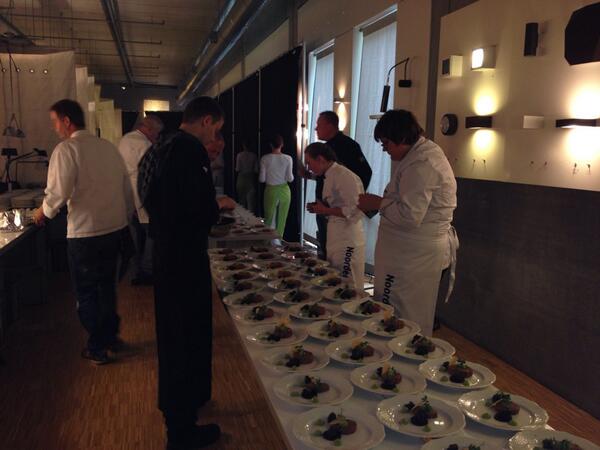 De gasten arriveren en het voorgerecht vordert. Ook docent Heiko vd Lande van het Noorderpoort helpt een handje.