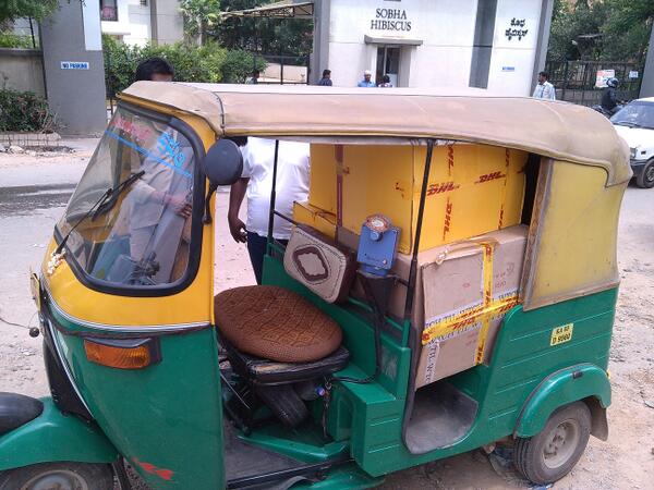 VGK1309's tweet photo. New style of shipping #DHL ? http://t.co/RJWO31kWF5