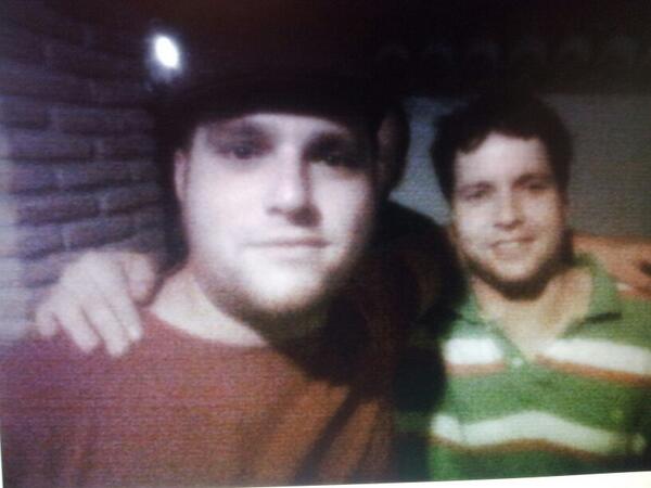 PAPUELS's tweet photo. @koloraocanet Buena foto niño con mi colegon!!!!! http://t.co/TqUXuE7C09