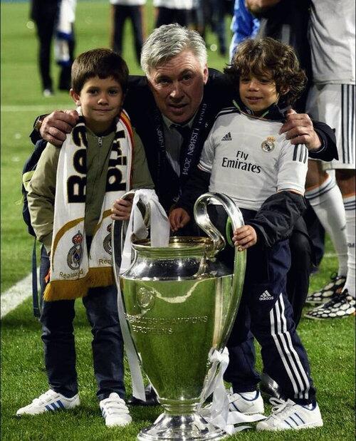 Madrid_Indo's tweet photo. Carlo Ancelotti dengan Jontxu (anak Xabi) &amp; Enzo (anak Marcelo). Adorable! http://t.co/cl3dSQ1JzB