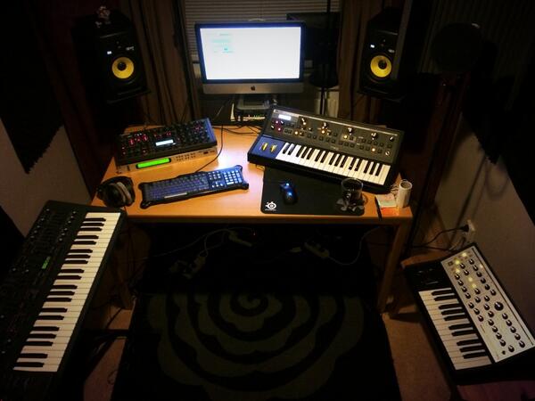 Matty_official's tweet photo. The cave #noair #hotasduck http://t.co/SkzCL56Yy9