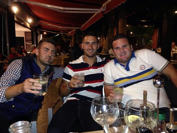 27juanluis's tweet photo. Celebrando la victoria kn mis 2 grandes amigos @Fifetin y @alejandrojc99 y @chumbo47 aunque se alla ido #HalaMadrid http://t.co/xExywMQyZ8