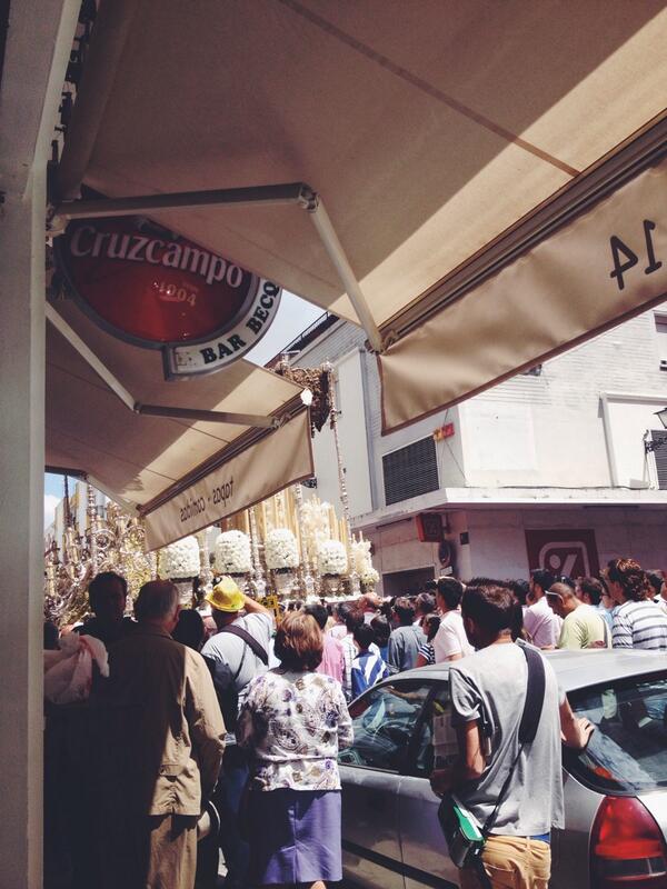 matunicaz's tweet photo. La Macarena pasando por nuestra calle y nuestros clientes disfrutándola desde los veladores. http://t.co/TDMbu9qukh