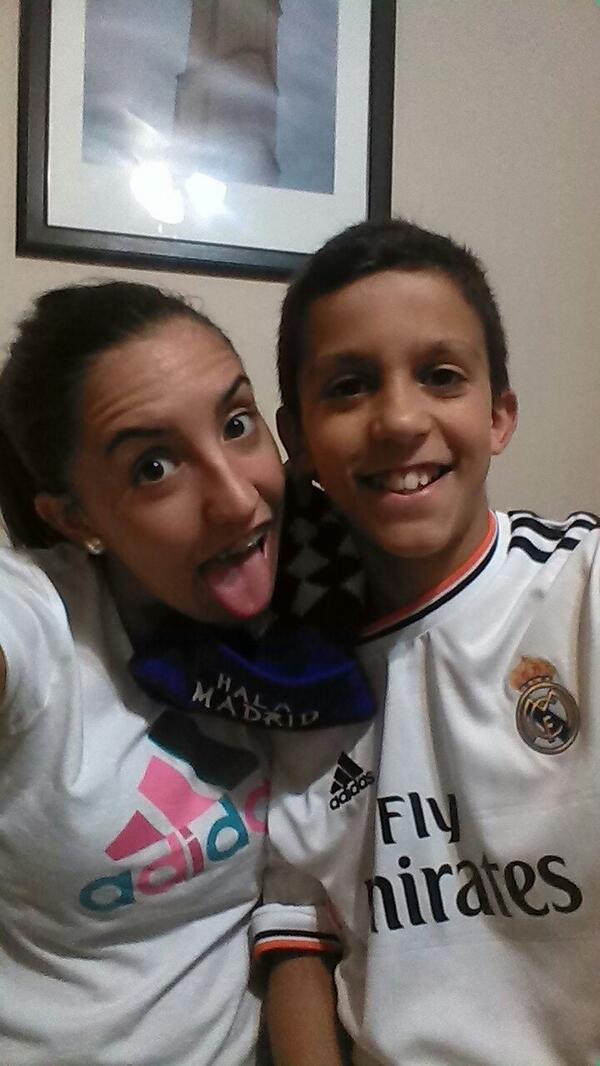anabelen_2's tweet photo. “@mariiajose_29: Pues toca ver el futbol con el pequee #halamadrid#aporladecima :P http://t.co/jCUKcCNmDi” oouh ni guapos que son 😍😍