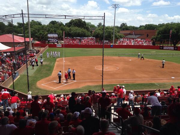 sluggerFP's tweet photo. Almost game time in front of a sold out crowd! Good luck @RaginCajunSB! #louisvilleTEAM #destinationOKC http://t.co/FilMMGcrkU