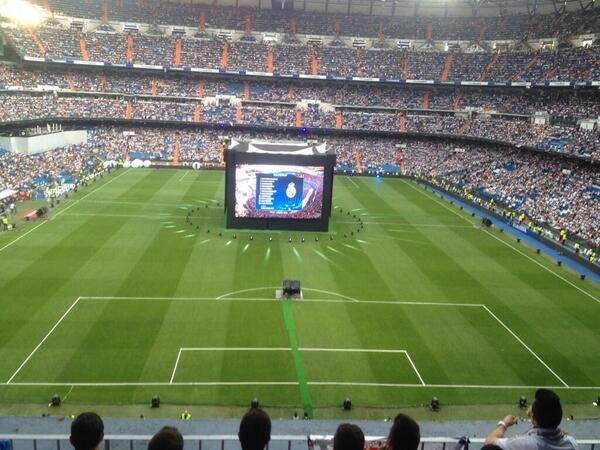 FootballFunnnys's tweet photo. Meanwhile, at the Bernabeu http://t.co/LX7QEQVs9v