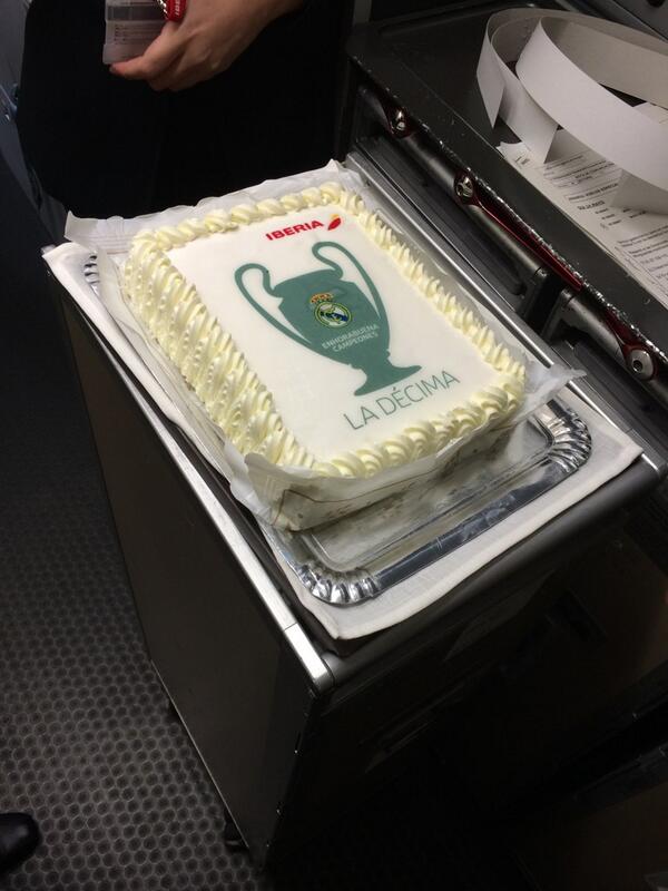 encrew's tweet image. Saliendo hacia Lisboa. Llevo el avión que ha de traer al Real Madrid. ¿Se comerán la tarta?