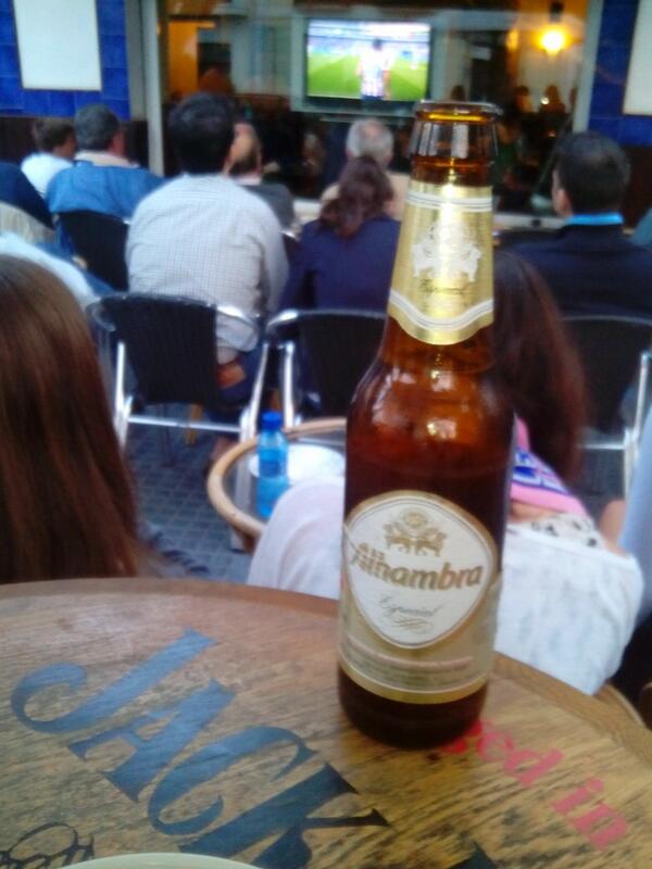 Juliitaa94's tweet photo. Plan perfecto: cervecita y fútbol con mis gordas @mrodri92 @BegoSeron @alborp http://t.co/QlZj9AOCr7