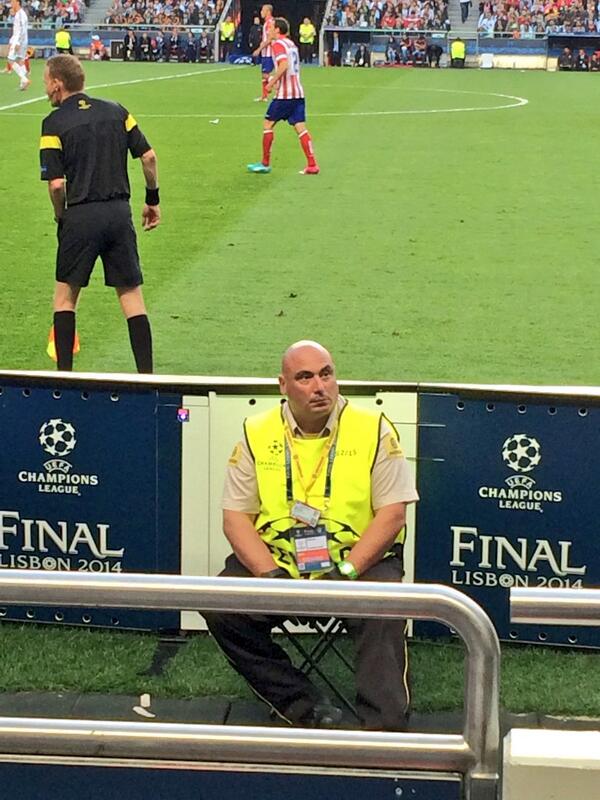 MarcBusain's tweet photo. Povresito, best place to watch the game but facing wrong side... http://t.co/Qu2ZJwrSHX