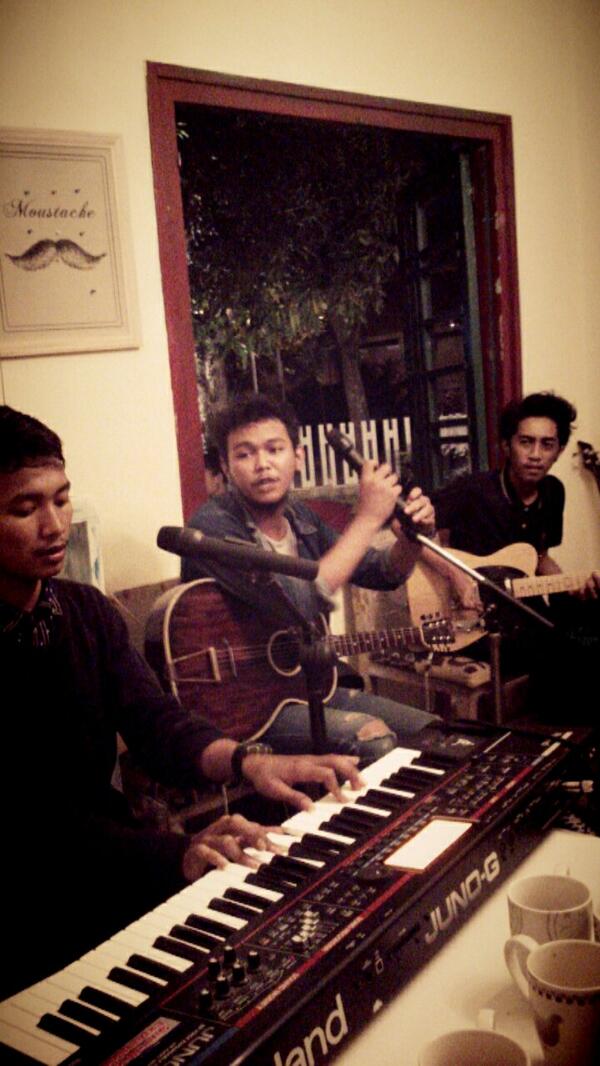 Semalam di @new_indiecology. Berasa rumah sendiri. Bagi yang suka nongkrong, wajib nyoba suasaba di Sagan!