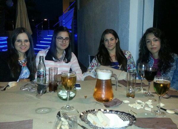 14anarocio's tweet photo. Noche de fútbol y cena🍴⚽️ @MariaSanL @Mel_EG @miriamperan http://t.co/4SG7h2LUdL