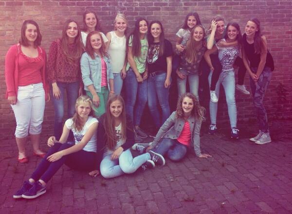 xninavn's tweet photo. Heeel leuk jaartje gehad 💯❤️ @reneepruim @HannedeKroon @annaberg2000 @Saschab_ @Juliettelexd @pleunvanpelt12 http://t.co/Rbj1YUmLqo