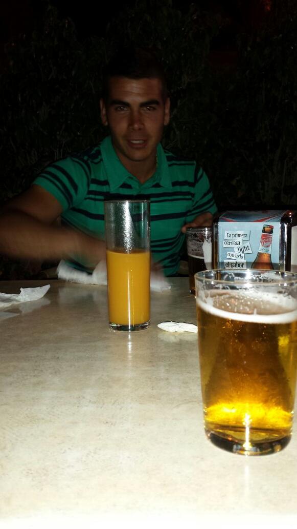molle_10's tweet photo. El chinpance comun limpiado una mesa jaja @antonicoceera @erkukera http://t.co/Q6uC3rjz2k