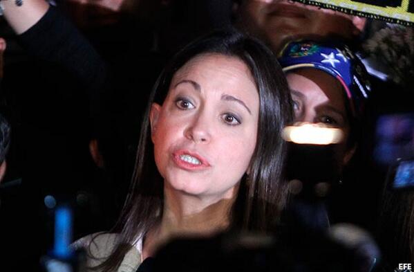 Laiguanatv's tweet photo. María Corina a favor de sanciones gringas y asegura que maduro saldrá antes de 2019 http://t.co/R15P20snqU http://t.co/4aILLYV04P       ..