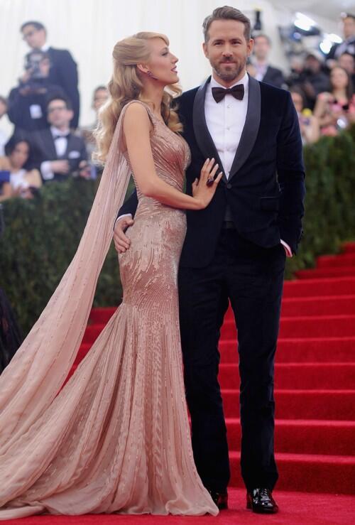 PostBadCeleb_'s tweet photo. Blake Lively &amp; Ryan Reynolds. http://t.co/yxAcvyfANv