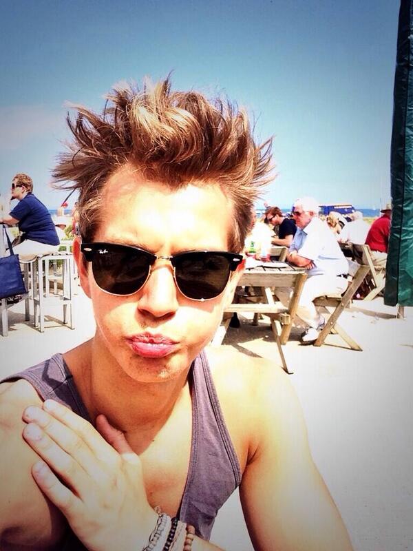 PostBadCeleb_'s tweet photo. James McVey (The Vamps) http://t.co/mkMB4FIY6N