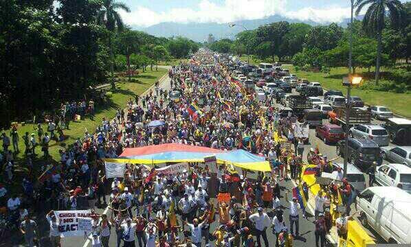 Megamarcha estudiantil y de la sociedad civil avanzó por la Autopista del Este, tras represión de PoliCarabobo