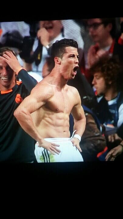 Trevornoah's tweet photo. Ronaldo just got a yellow card for making every man in the world look like a fat slob!

#GreatJobRef http://t.co/Hl9ZbP95vr