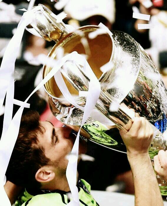#MadridPic Kapten @CasillasWorld mencium piala Liga Champions
