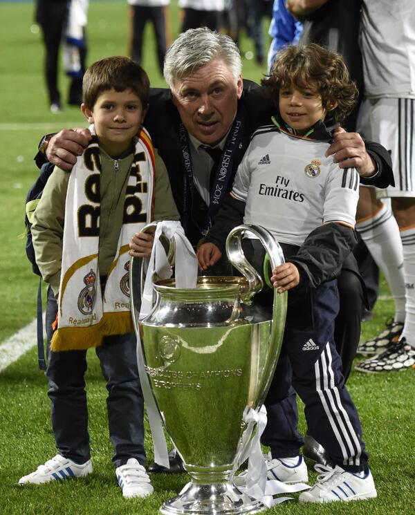 La1_tve's tweet photo. Vemos la emoción de @MrAncelotti tras hacerse con el título #FinalChampions (Fotos AFP) http://t.co/60E6larrLV