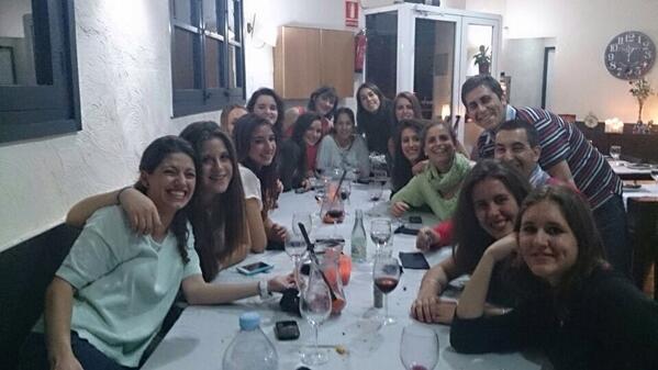 lauraferrer15's tweet photo. Sopar d'equip!! Todo lo que sube baja!! Gran equip!! @jezpeleta @claraburrull @PatryWTF @irazoki7 http://t.co/9TK89FaxIS