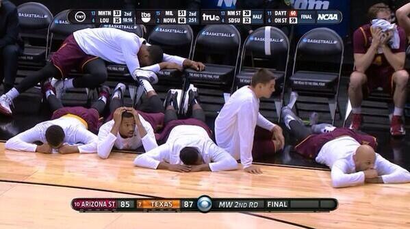 B0OtyHadMeLike's tweet photo. When yo whole squad see the booty from across the street. http://t.co/CIpNNS9V6Q