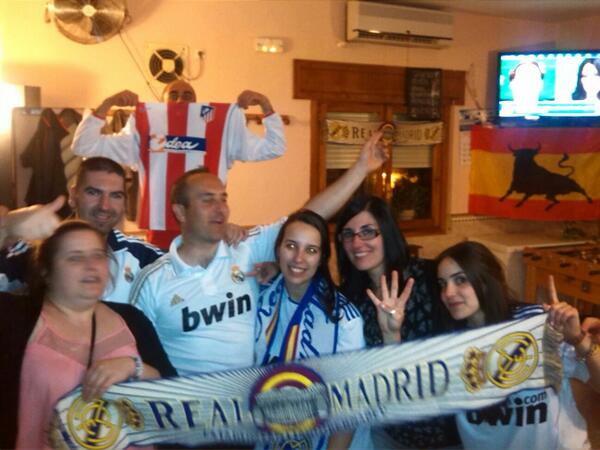 ro_vegas's tweet photo. @VegasdeMatute . Aficionados de Real Madrid festejando el titulo. #LaDecimaEsNuestra http://t.co/fp98z2AVbG