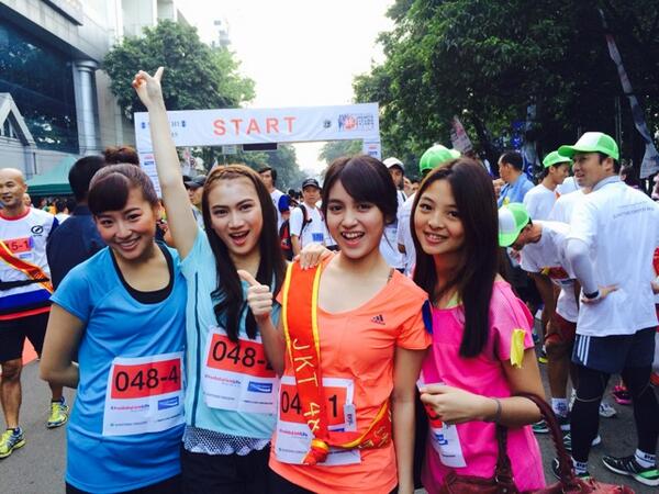 MelodyLaksani's tweet photo. Bentar lagi mulai. Siapa aja yang ikutan? Siapa aja yang datang? Wish us luck🙏 http://t.co/LVcCMEdYQ7