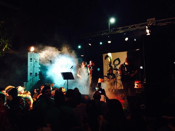 ericplaya's tweet photo. @PaulSuperttramp De concert amb la @OrquestraFestuc #prat #nitsmagiques #escalfanmotorsperelpueblo http://t.co/ezJm9Xx2Am