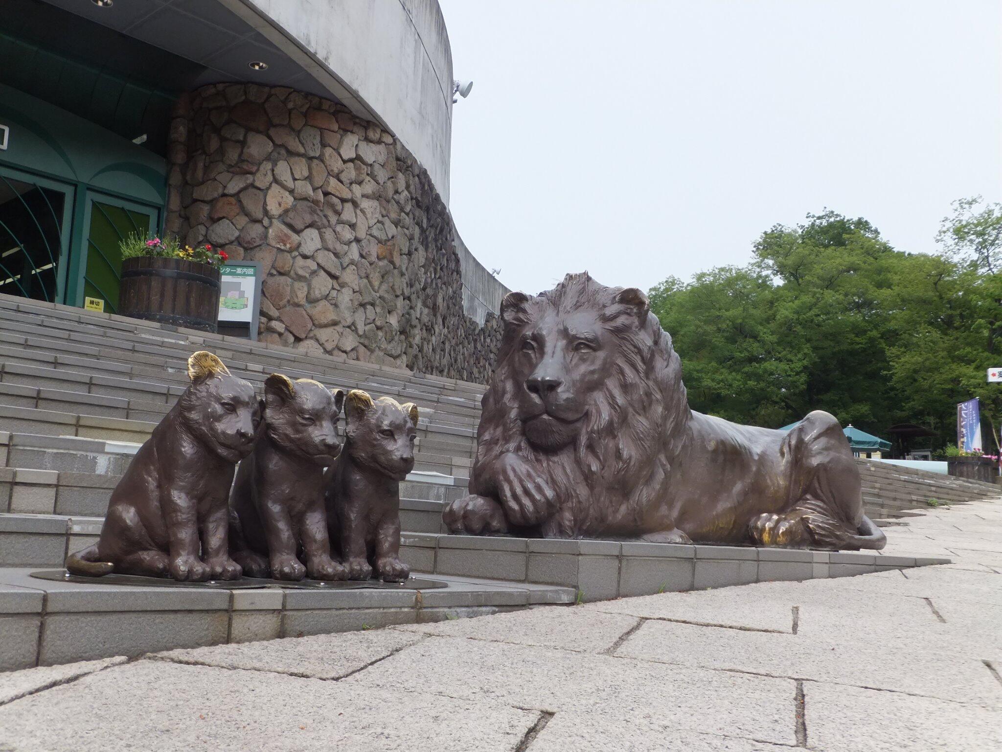 多摩動物公園 公式 おはようございます 多摩動物公園 もうすぐ開園です 表門を入ってすぐのウォッチングセンター前では ライオンのモニュメントもお出迎えです この像は浦野八重子さんの作品です Http T Co 9rspulw36e Twitter