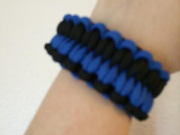 blindknots's tweet image. #Quickdeploy survival bracelet. #Paracord #edc  Releases almost instantly for 12+ feet of rope tested to 550lbs.