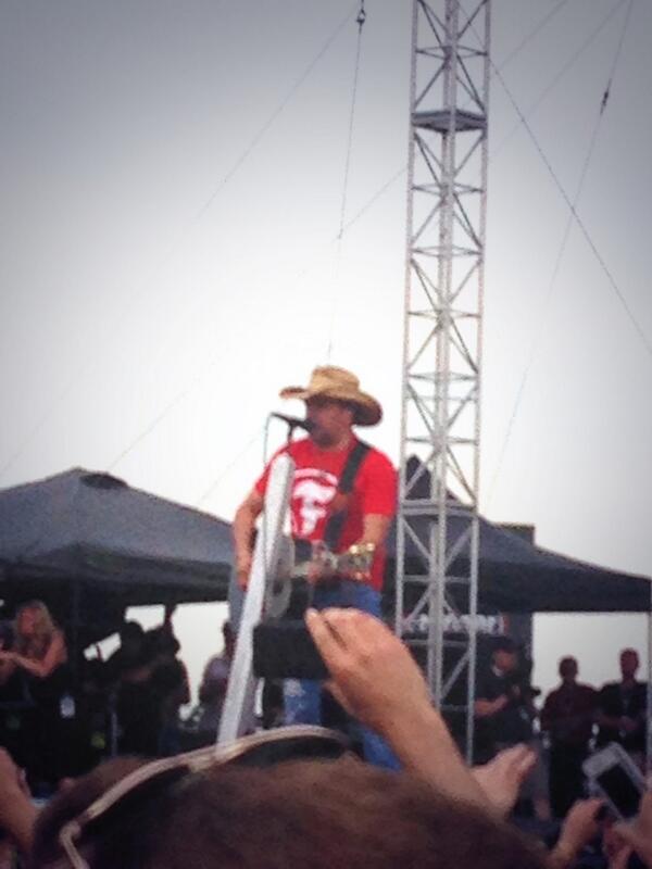 AudreyStephen20's tweet photo. I remember hearin Amarillo Sky for the first time in bg! @Jason_Aldean you killed it tonight!!! http://t.co/G8nyEUrbx0