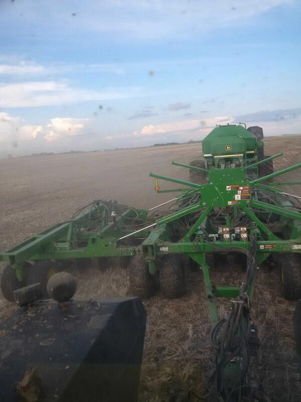 JoRoper22's tweet photo. One of the first days with dust behind the drill #plant14 #rainraingoaway http://t.co/MzrCex9eUO