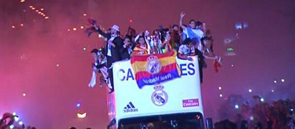 real_pasion's tweet photo. Así llegan los Campeones a la Cibeles http://t.co/01Ybbpz8IE
