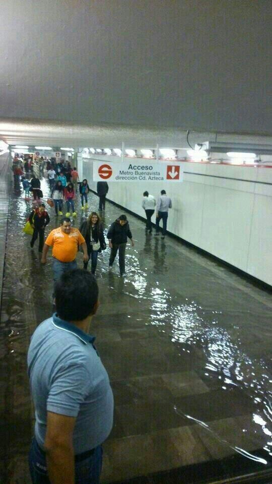 ElInformanteMX's tweet photo. Lluvia inunda la línea B del metro
 #DF http://t.co/hl1RavUyjW