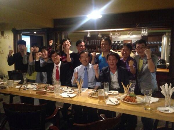 어제 홍대 앞에서 박원순 서울시장 후보, 김형길 홍대걷고싶은거리상인회장, 서정래 망원시장상인회장, 마포파티 회원들과 조촐한 술자리를 가졌다.
