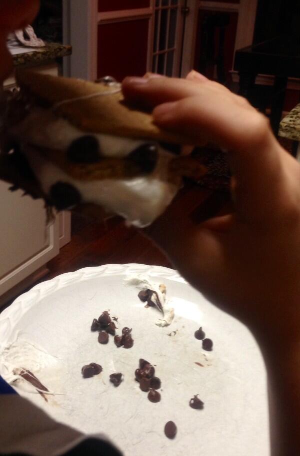 baileyy_mo's tweet photo. S'mores before kids bedtime.. Why not? #sugarrush #3layers http://t.co/BcCkzBjScH