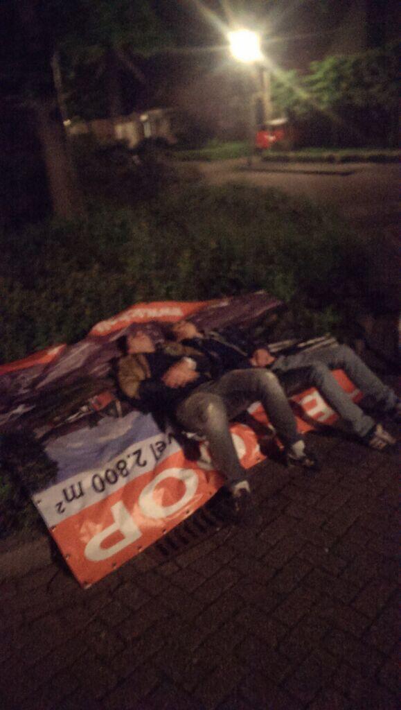 JoostdeRijcke98's tweet photo. nog dikke lang met @Vinceaz_24 en @iMVANKAMPEN en een radom bloempark voor @lukavogel ze deur gelegen #puiketopavond http://t.co/RtG8fpBK47