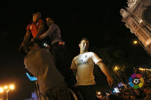 LaLiga's tweet photo. El @realmadrid ya está camino de Cibeles para celebrar el décimo título de Champions: http://t.co/u6yveAEt5X http://t.co/NnxACOfbuc