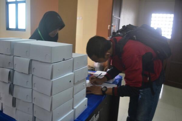 Alhamdulillah,, Training Kepenulisan &amp; Publik Speaking telah dimulai. Registrasi peserta ( Free Notebook &amp; Snack )